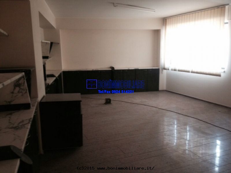 Via Spirito Santo, 5 Stanze Stanze,2 BathroomsBathrooms,Locale Commerciale,Affitto,Via Spirito Santo,1084