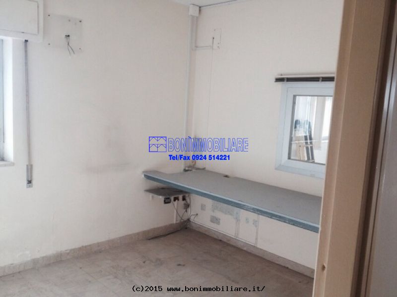 Via Spirito Santo, 5 Stanze Stanze,2 BathroomsBathrooms,Locale Commerciale,Affitto,Via Spirito Santo,1084